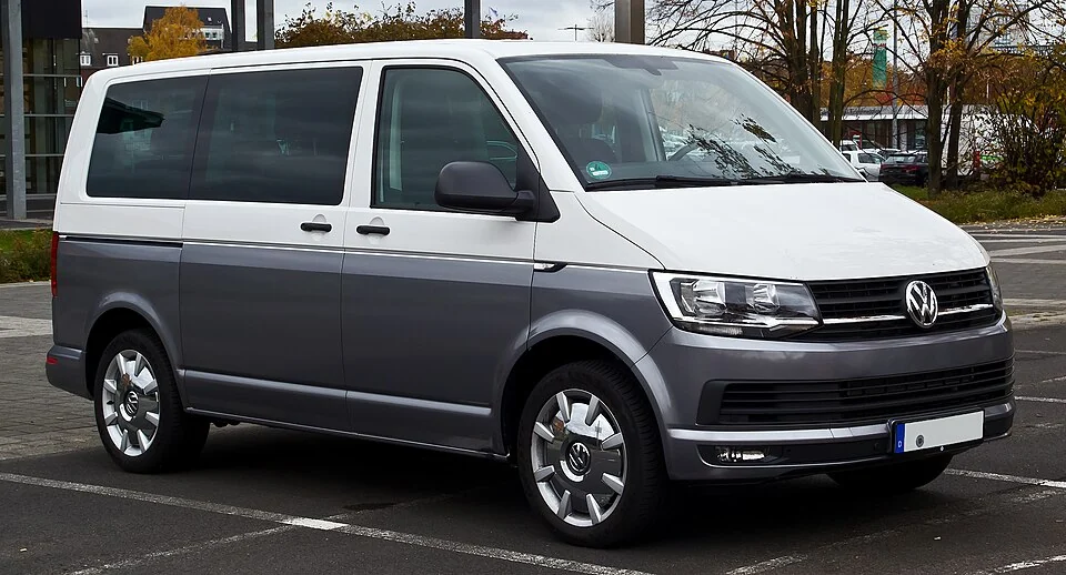 Пассажирский микроавтобус Volkswagen Multivan, вид спереди и сбоку